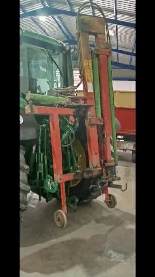 Pluma para tractor giratoria y telescopica