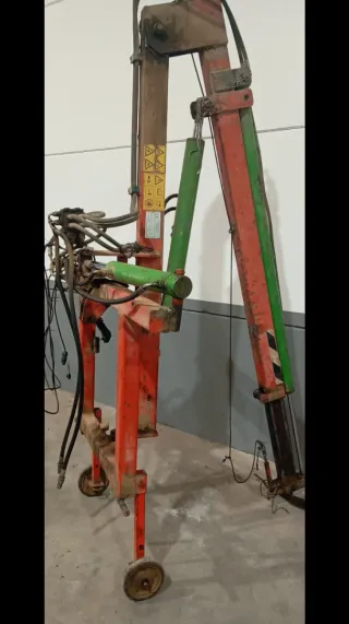 Pluma para tractor giratoria y telescopica