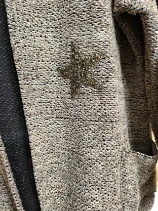 Sudadera gris y negra con estrella