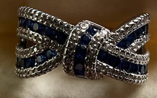 Elegante anello a forma di nodo e cristalli blu