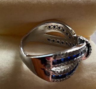 Elegante anello a forma di nodo e cristalli blu