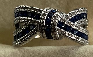 Elegante anello a forma di nodo e cristalli blu