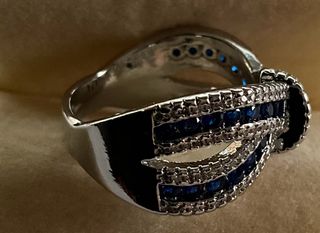 Elegante anello a forma di nodo e cristalli blu