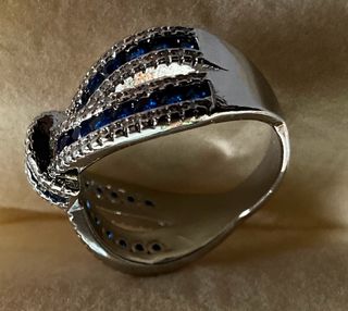 Elegante anello a forma di nodo e cristalli blu