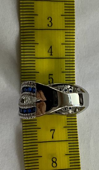 Elegante anello a forma di nodo e cristalli blu