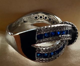 Elegante anello a forma di nodo e cristalli blu