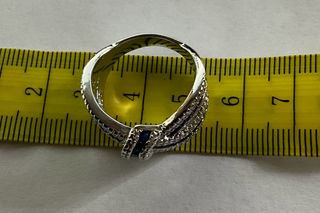 Elegante anello a forma di nodo e cristalli blu