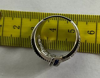 Elegante anello a forma di nodo e cristalli blu