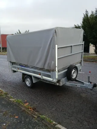 Remolque con lona y rueda de repuesto