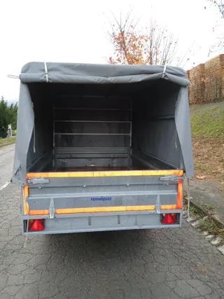 Remolque con lona y rueda de repuesto