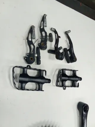 Lote componentes bicicleta: frenos, pedales, plato