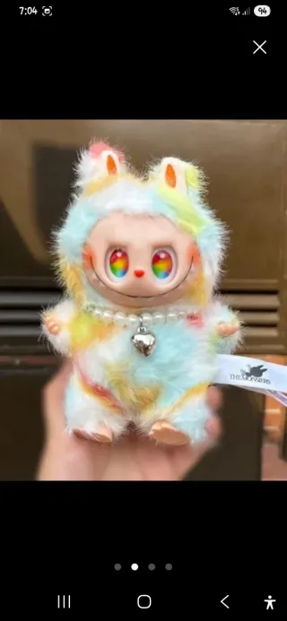 Labubu multicolor con collar