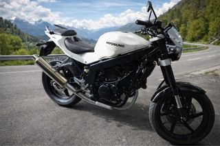 Hyosung GT Comet 250 i Naked Blanca