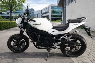 Hyosung GT Comet 250 i Naked Blanca