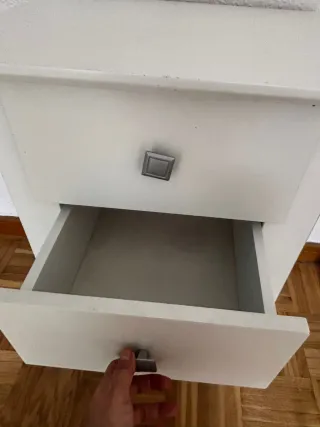 Mesita de noche blanca con 3 cajones