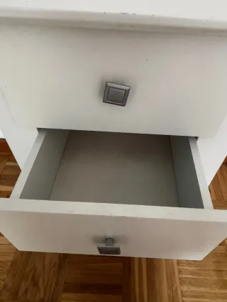 Mesita de noche blanca con 3 cajones