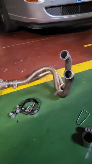 Escape Akrapovič Carbono Kawasaki Z650