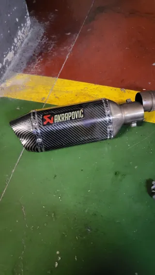 Escape Akrapovič Carbono Kawasaki Z650