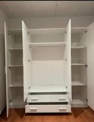 Armario blanco de madera