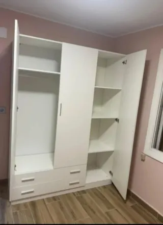 Armario blanco de madera