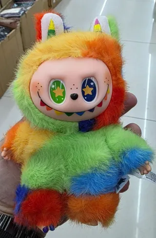 Labubu Arcoíris estrellas