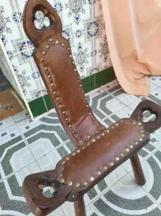 Banco antiguo de madera y cuero