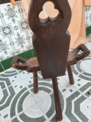 Banco antiguo de madera y cuero