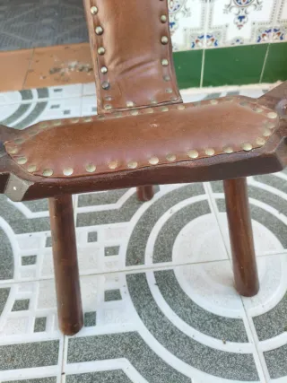 Banco antiguo de madera y cuero