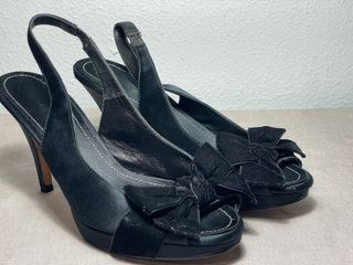 Zapatos de tacón negros con lazo