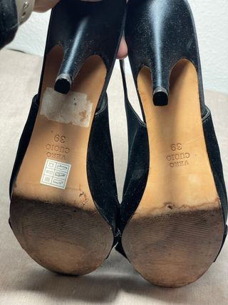 Zapatos de tacón negros con lazo