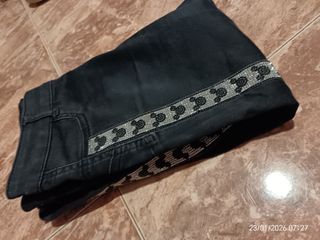 Pantalón vaquero negro con detalle lateral