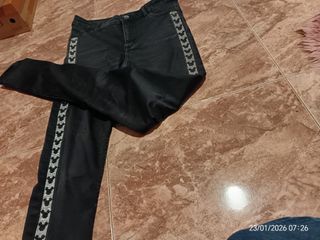 Pantalón vaquero negro con detalle lateral
