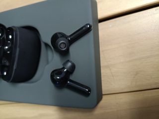 1Soundcore Liberty Air Auriculares inalámbricos con estuche de carga, Bluetooth 5, autonomía de 20 horas, control táctil, sonido mejorado con grafeno