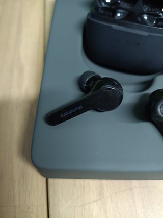 1Soundcore Liberty Air Auriculares inalámbricos con estuche de carga, Bluetooth 5, autonomía de 20 horas, control táctil, sonido mejorado con grafeno