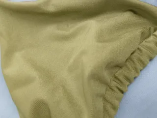 Bikini verde con detalles dorados