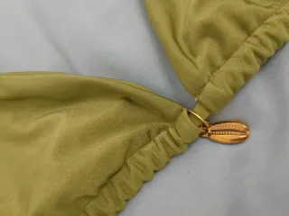 Bikini verde con detalles dorados