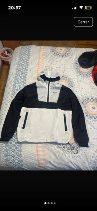 Chaqueta Nike con capucha negra y blanca