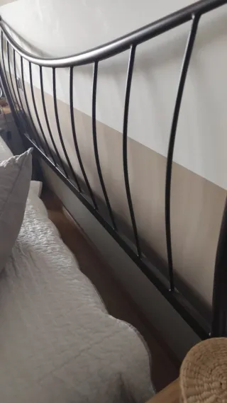 Cabecero de forja marrón.