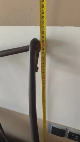 Cabecero de forja marrón.