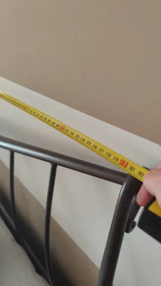 Cabecero de forja marrón.