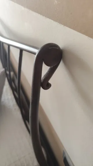 Cabecero de forja marrón.