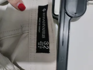 Pantalón cargo Stradivarius beige