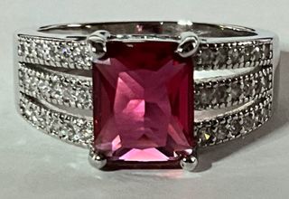 Anello cocktail con grande rubino sintetico