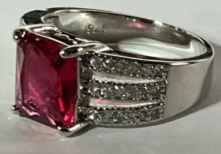 Anello cocktail con grande rubino sintetico