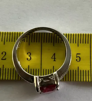 Anello cocktail con grande rubino sintetico