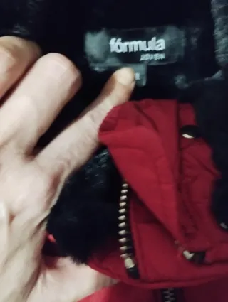 Chaqueta roja con capucha y pelo