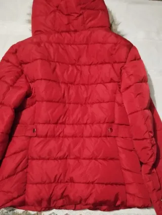 Chaqueta roja con capucha y pelo