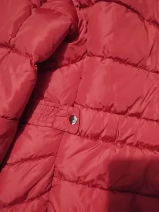 Chaqueta roja con capucha y pelo