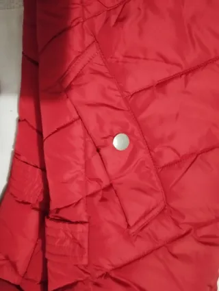 Chaqueta roja con capucha y pelo