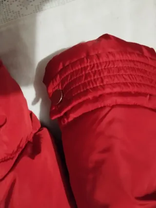 Chaqueta roja con capucha y pelo